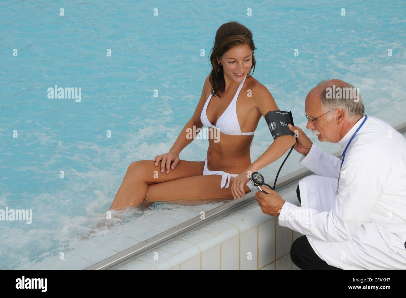 Benessere, Bagno, medico, di trattamento e di trasformazione, Salute, beauty farm, indagine, donna, piscina, pool, pressione sanguigna Foto Stock