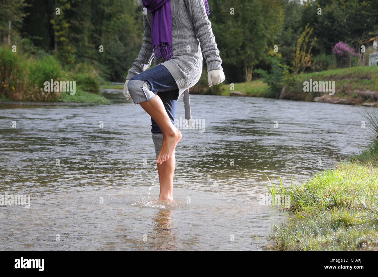 Donna, piedi, Boozing, subiscono un percorso Kneipp, fiume, flusso acqua freschi, benessere, natura Foto Stock