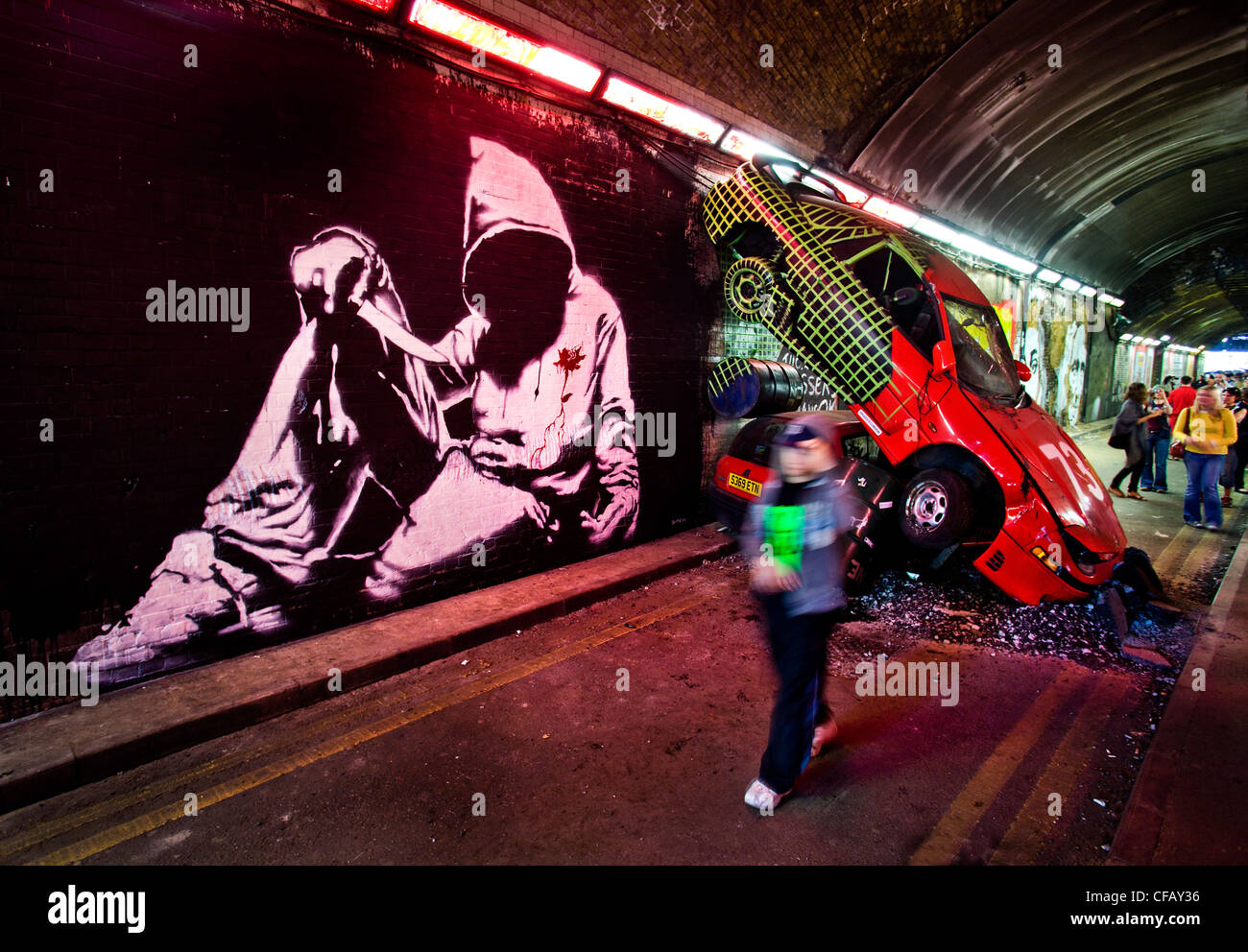 Graffiti di arte presso il Festival di lattine da Banksy appaiono con il lavoro di 29 altri artisti in un tunnel a Waterloo, Londra. Foto Stock