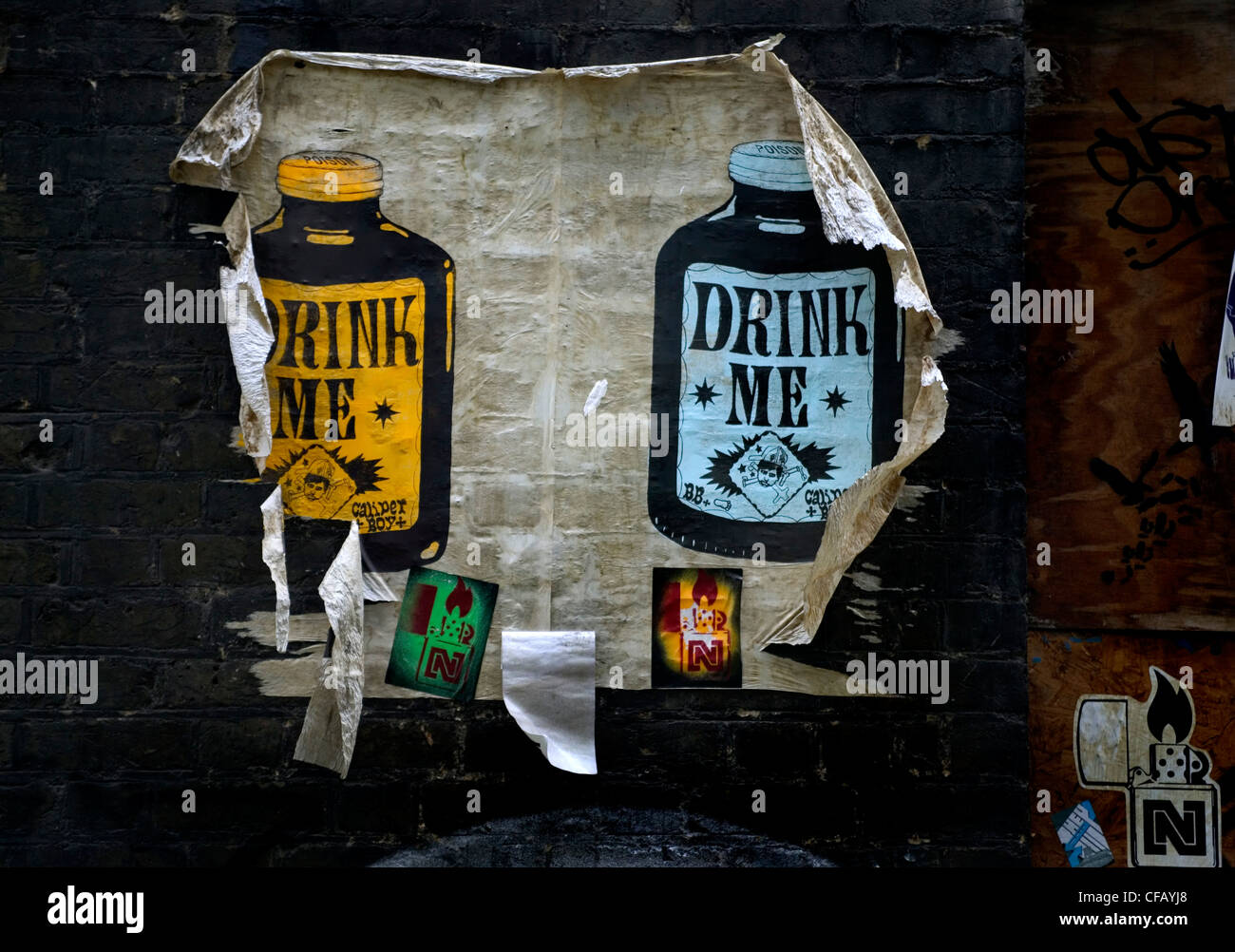 Vecchio poster con 'Drink Me' bottiglie, Londra Foto Stock