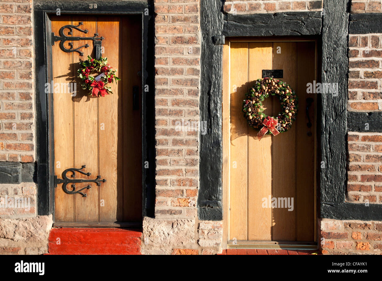 Cottage porte decorate con ghirlande di Natale, grande Budworth, Cheshire Foto Stock