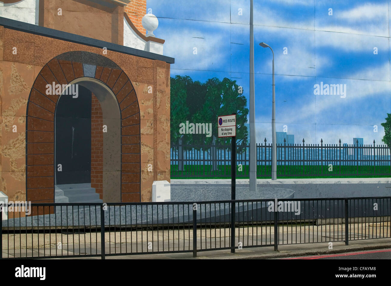 Hordings dipinto come un tromp-l'oeil che copre le opere edilizie, Edgware Road, Londra, Regno Unito. Foto Stock