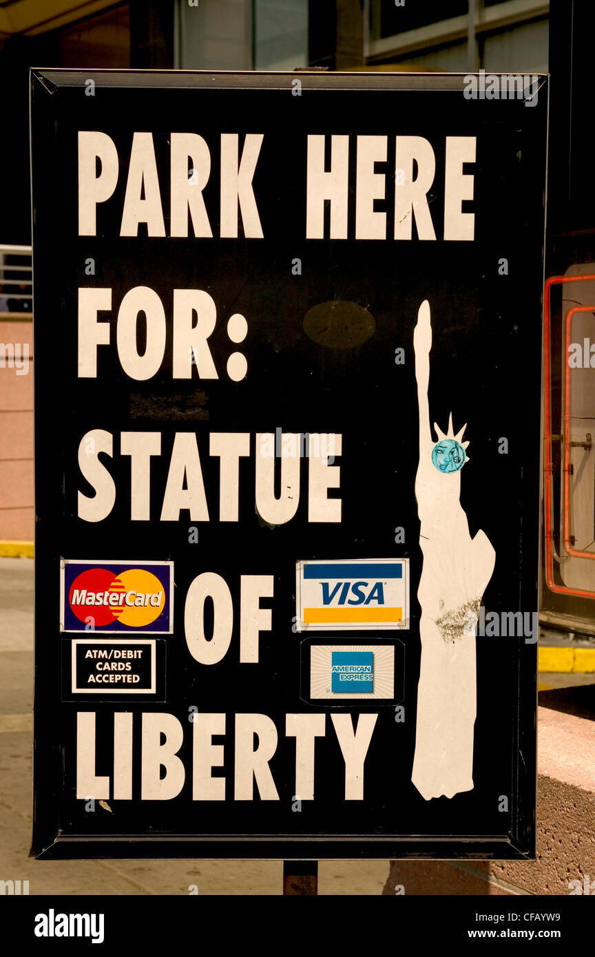 Un simbolo di parcheggio presso il sito della Statua della Libertà di New York Foto Stock