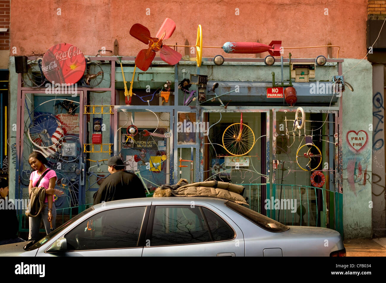Un negozio di fronte che è costituita da ruote, ventole e strisce metalliche, New York City. Foto Stock