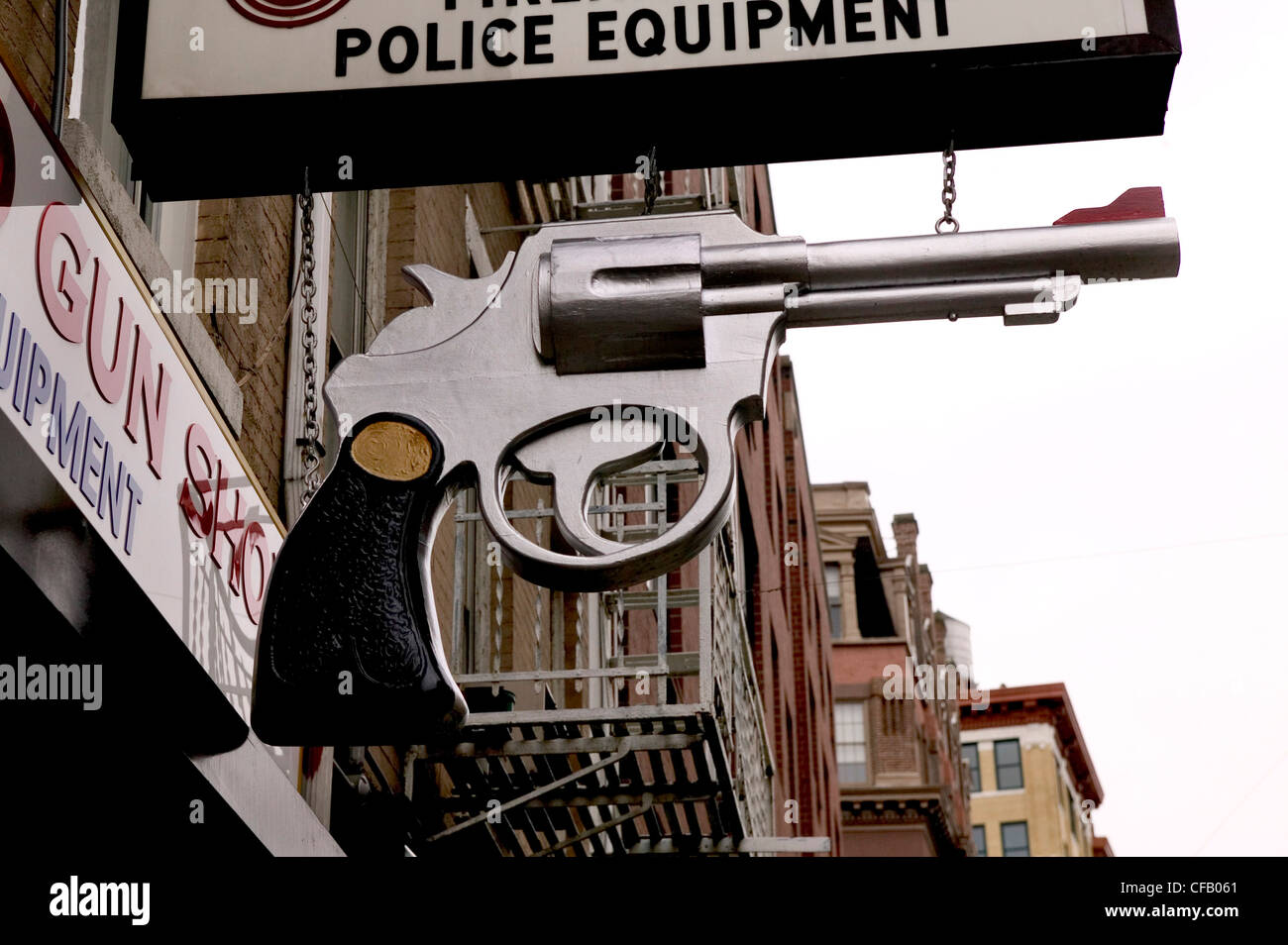 Un segno per apparecchiature di polizia con una pistola gigante di New York City. Foto Stock