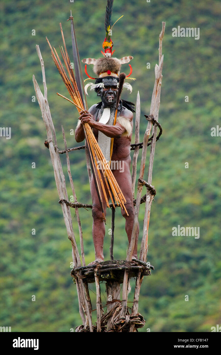 Capo villaggio in lookout post, Dani tribe, Nuova Guinea, Indonesia. Foto Stock