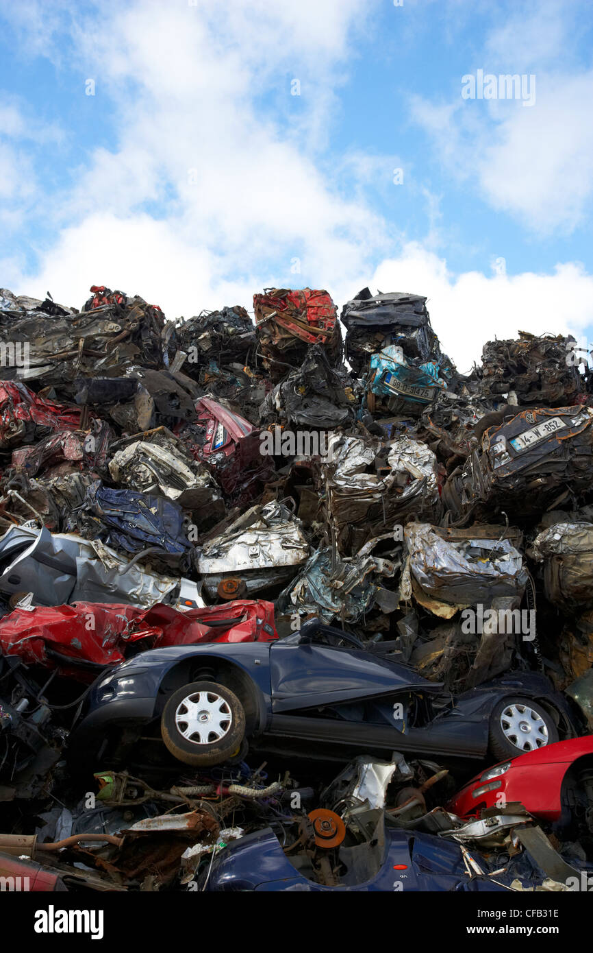 Pile di frantumato di rottamazione auto al riciclaggio di metallo sito Belfast Irlanda del Nord Regno Unito Foto Stock