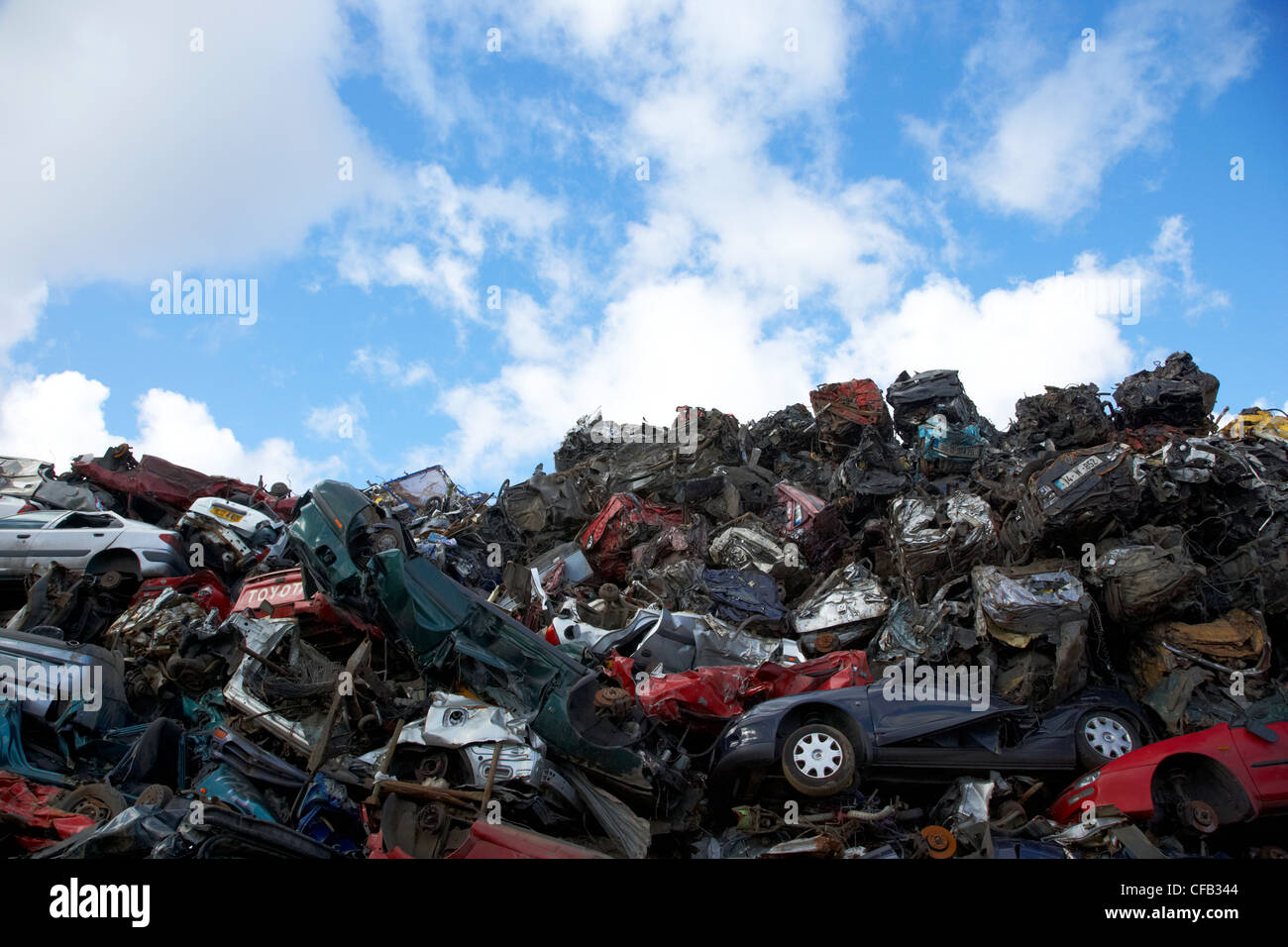 Pile di frantumato di rottamazione auto al riciclaggio di metallo sito Belfast Irlanda del Nord Regno Unito Foto Stock