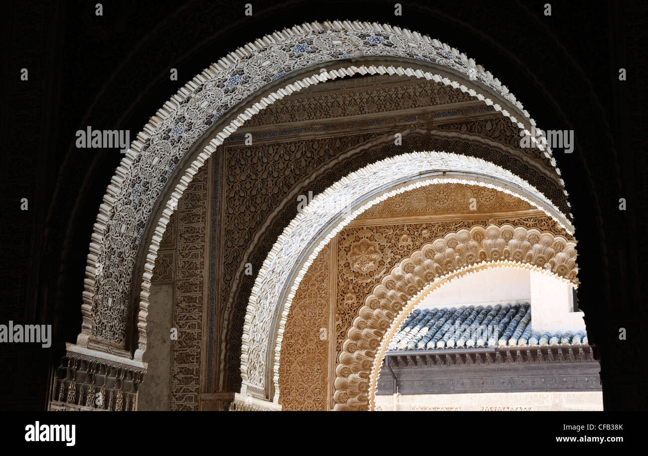 Spagna - Andalusia - Granada - La Alhambra Palace - archi moreschi - intricate sculture di arcate. Foto Stock