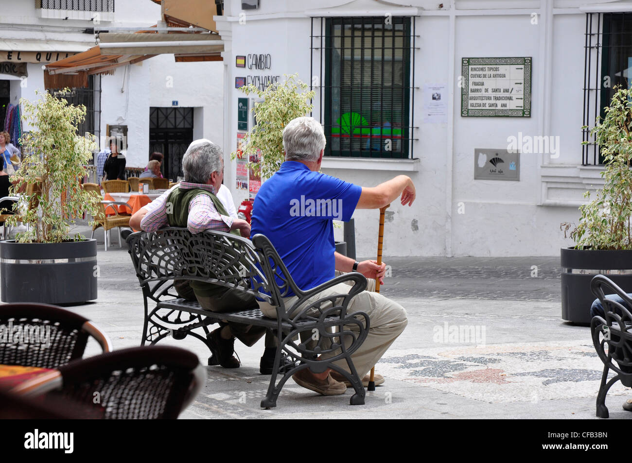 Spagna - Andalusia - Mijas - gli abitanti di un villaggio di seduta nella luce del sole al di fuori di un cafe Foto Stock