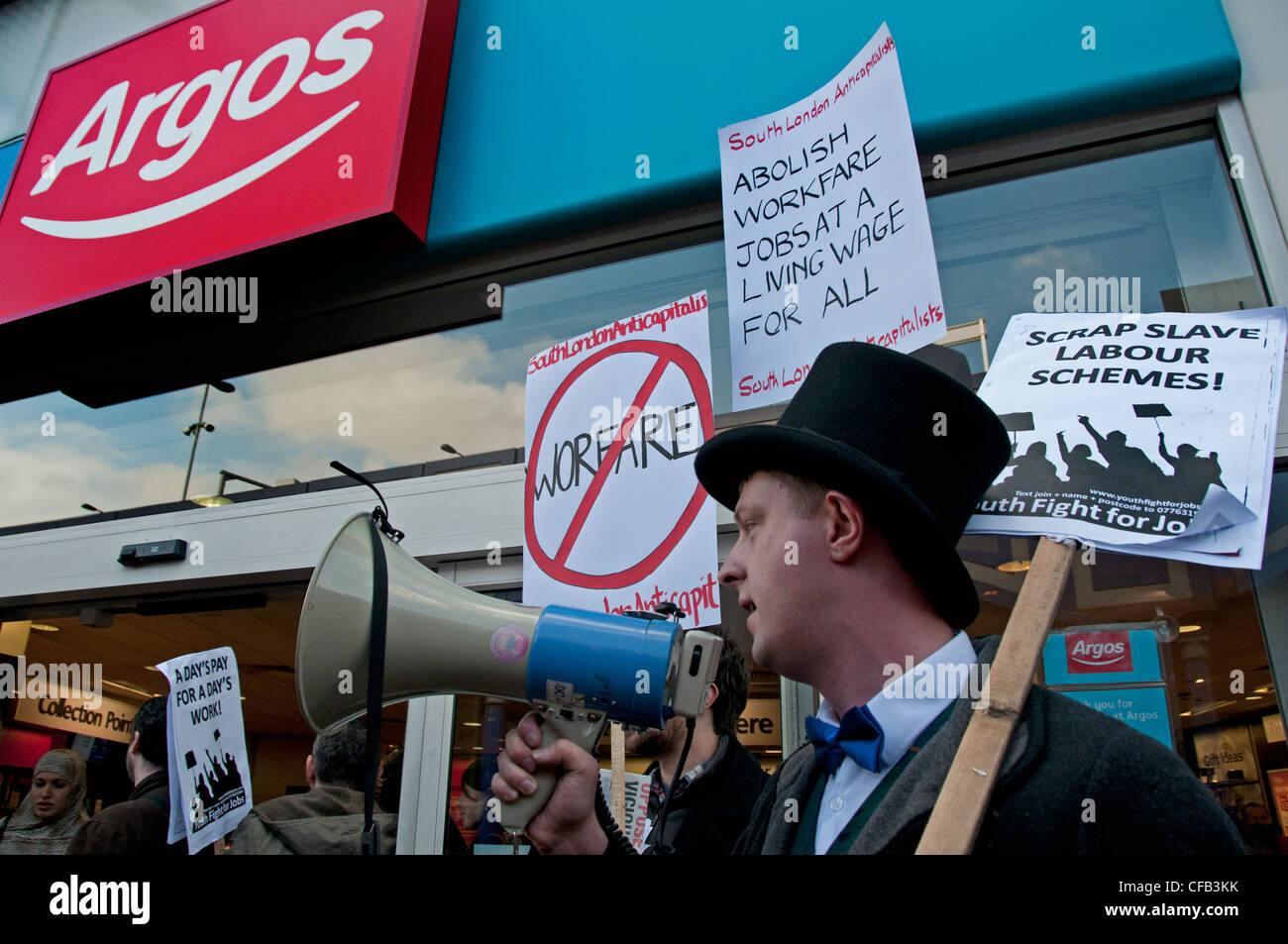 Anti workfare manifestanti targeting negozi in Brixton High Street. Protestando governi schema di occupazione per le persone in cerca di lavoro. Foto Stock