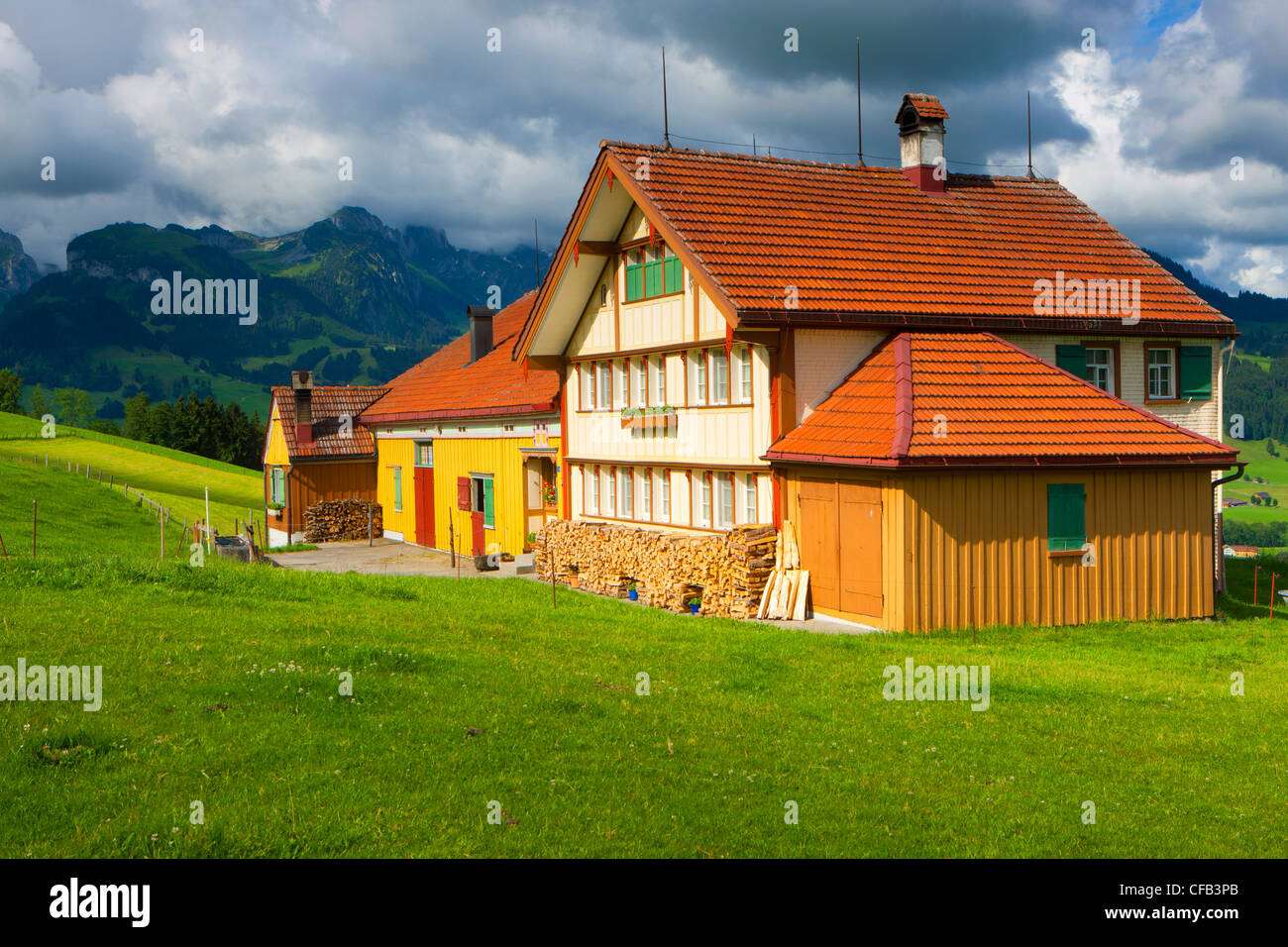 Collepietra, Svizzera cantone di Appenzell Innerrhoden,, prato, house, casa colonica, nubi Foto Stock