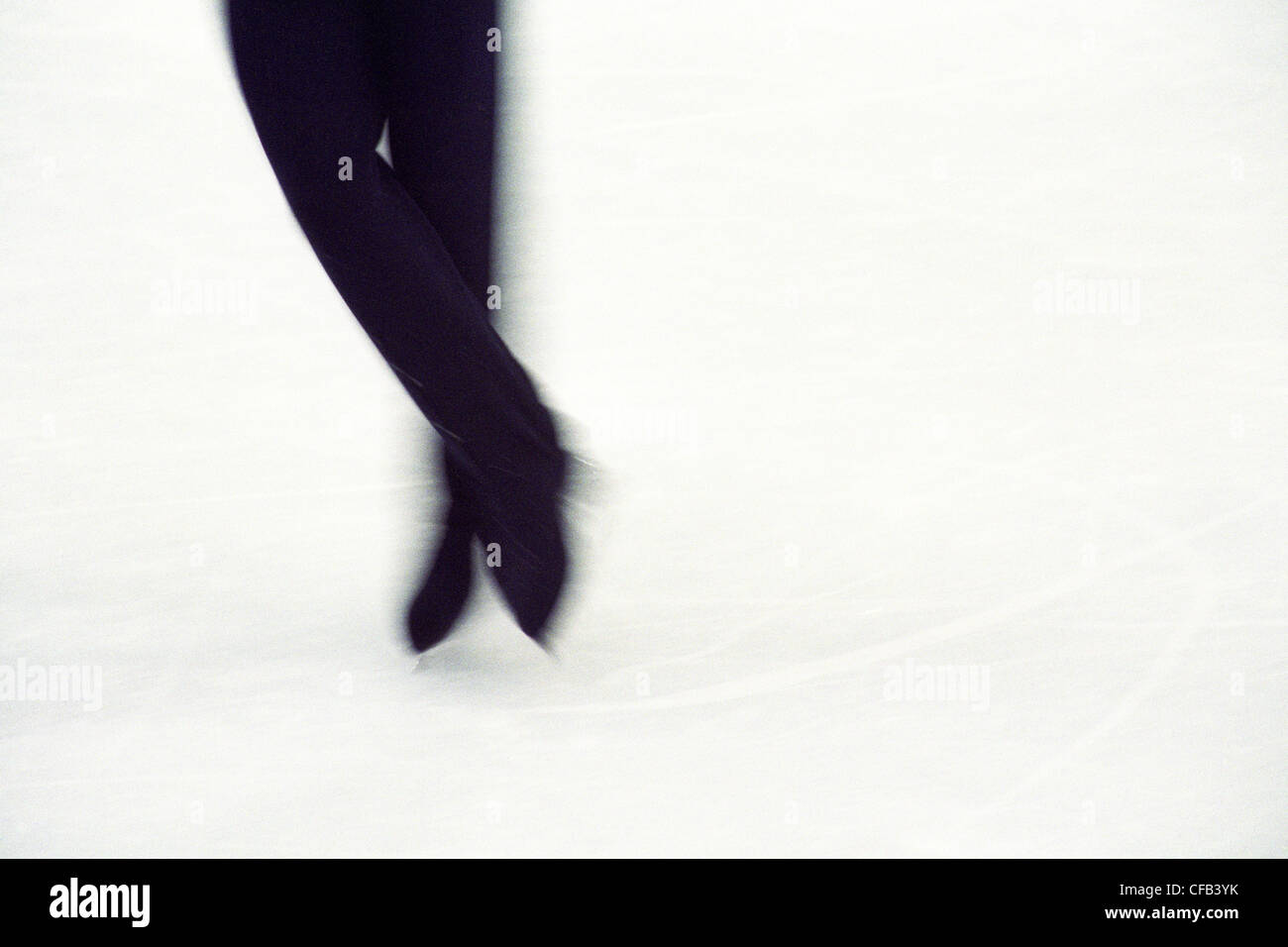 Dettaglio della figura maschile skater piedi la filatura. Foto Stock