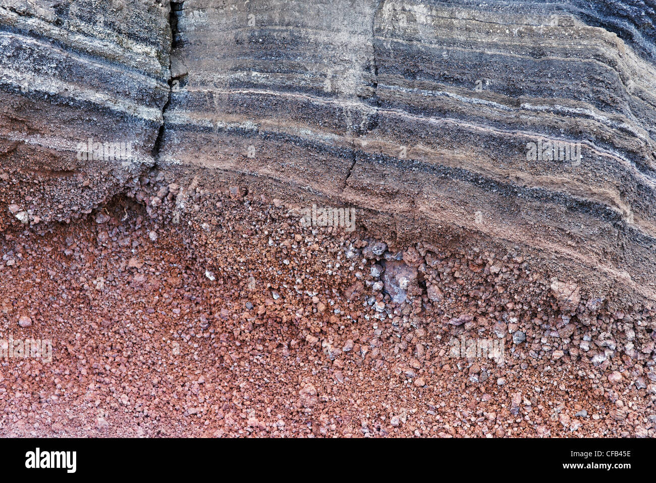 L'Europa, Portogallo, Republica Portuguesa, Madera, Camara de Lobos, banca promenade, strati di terra, rocce, scogliere, vive ancora, p Foto Stock