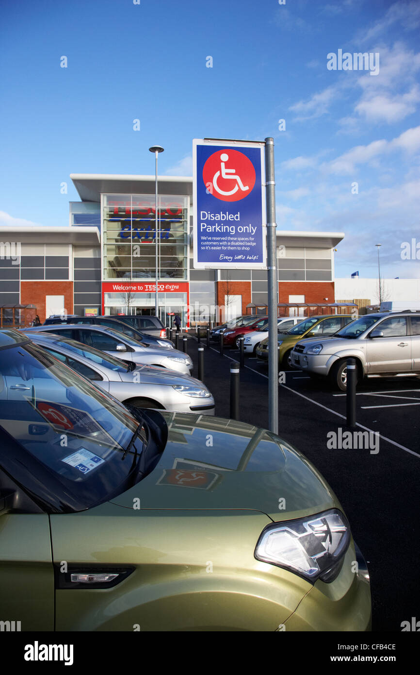 Disabili Parcheggio spazi fuori tesco supermercato extra al di fuori di Belfast Irlanda del Nord Regno Unito Foto Stock