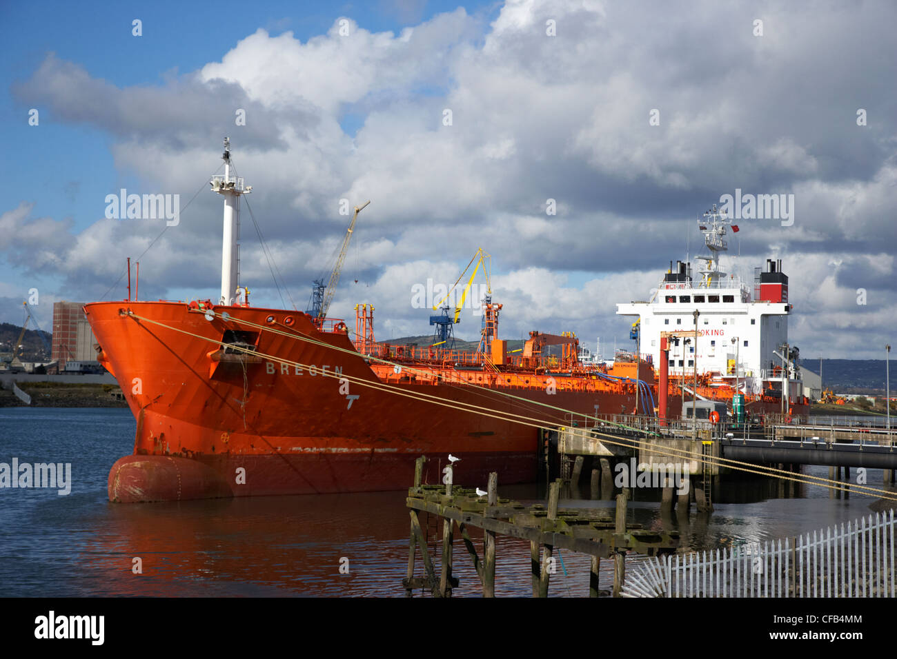 Bregen prodotti petroliferi tanker ormeggiato a nustar ha terminale di petrolio del molo del porto di Belfast Irlanda del Nord Regno Unito Foto Stock