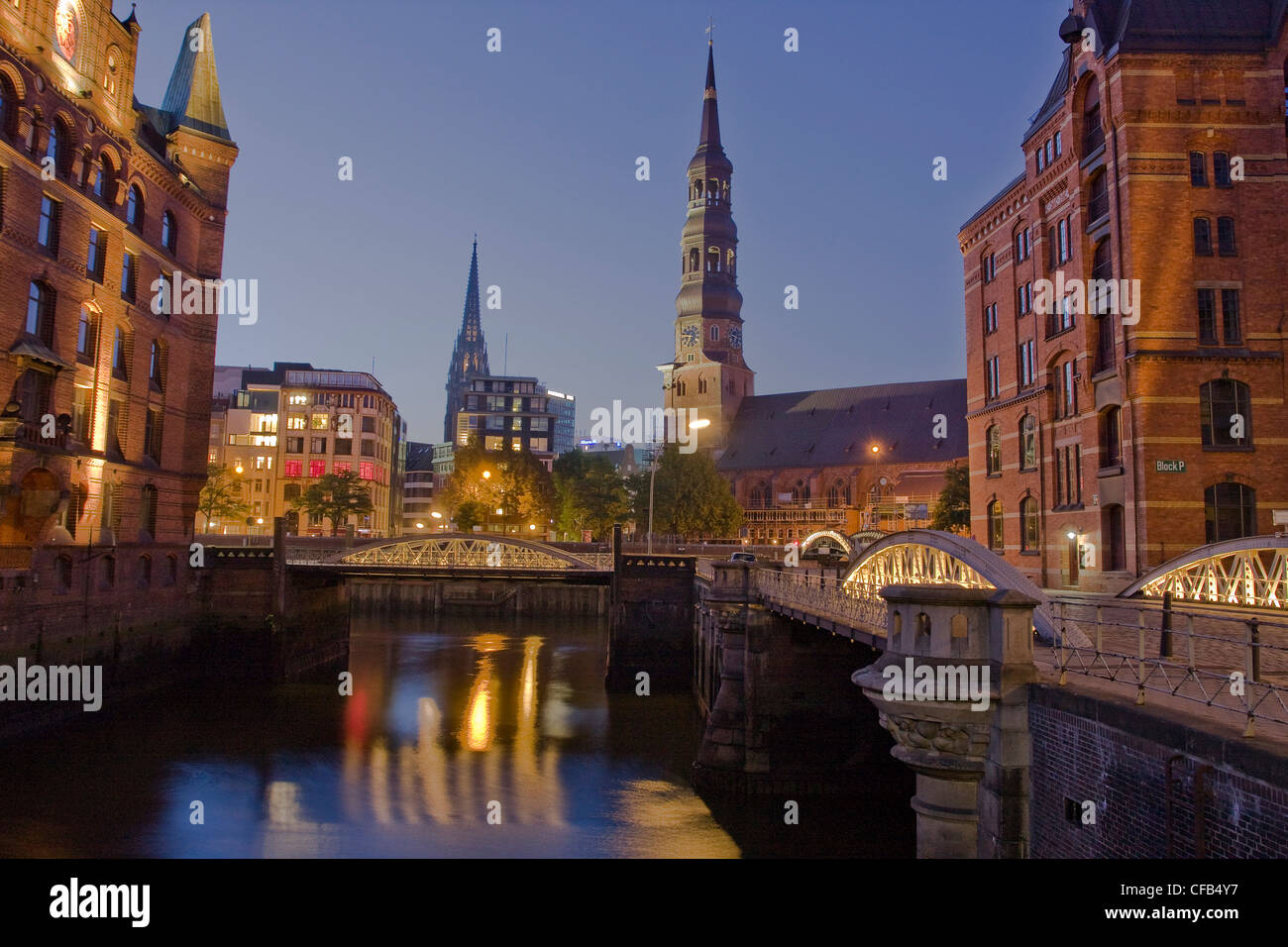 Speicherstadt, porto vecchio, warehouse district, la costruzione, la costruzione, mattoni, acqua, Amburgo, Germania, in Europa, di notte, San Foto Stock