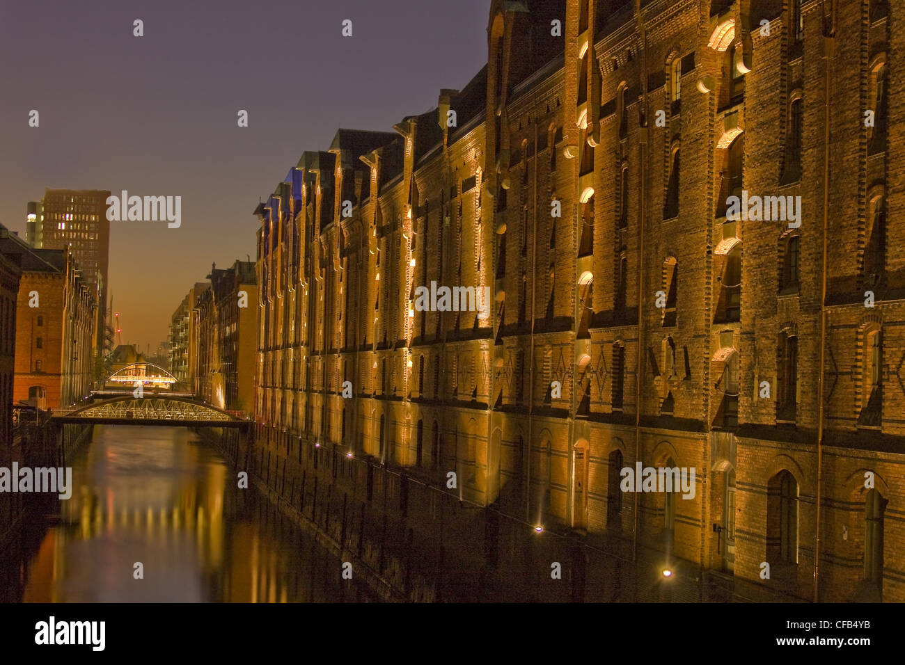 Speicherstadt, porto vecchio, warehouse district, la costruzione, la costruzione, mattoni, acqua, Amburgo, Germania, Europa di notte Foto Stock