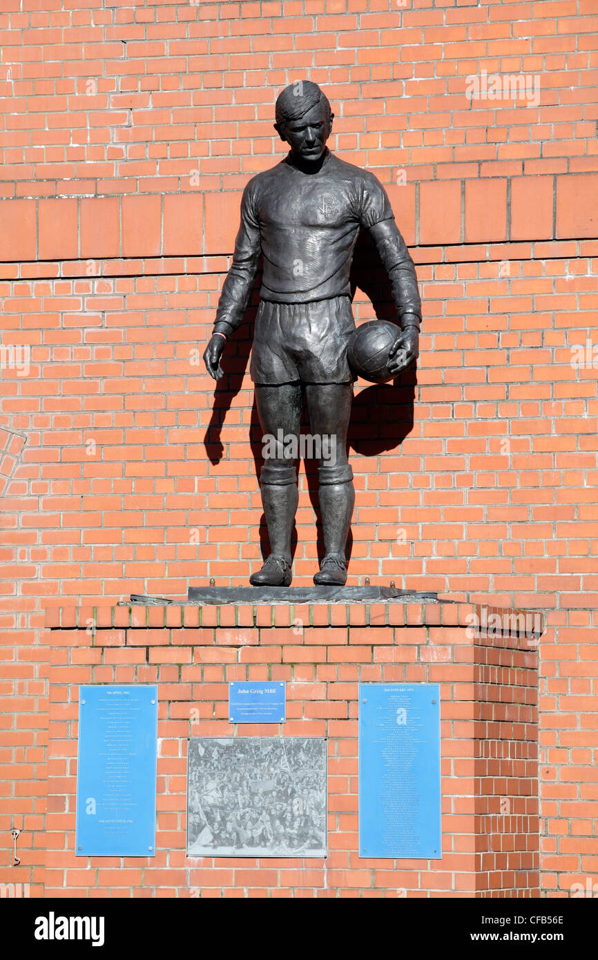 Statua dell'ex giocatore e manager John Greig parte del memoriale dei disastri e delle tragedie allo Ibrox Stadium, sede dei Glasgow Rangers, Scozia, Regno Unito Foto Stock