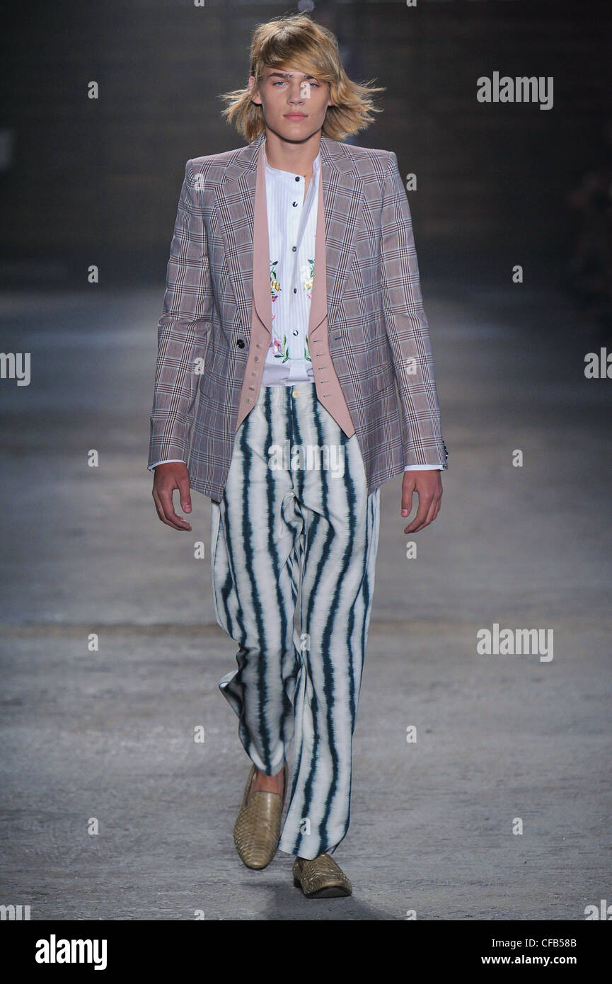 Alexander McQueen Milano pronto a indossare abbigliamento Uomo Primavera  Estate 2012 Foto stock - Alamy