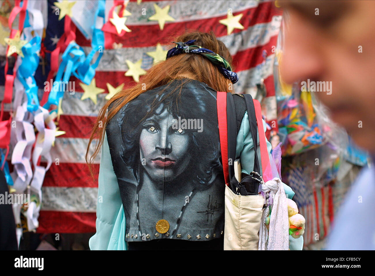 Una donna con un Jim Morrison camicia visitando il Ground Zero 9/11 memorial Foto Stock