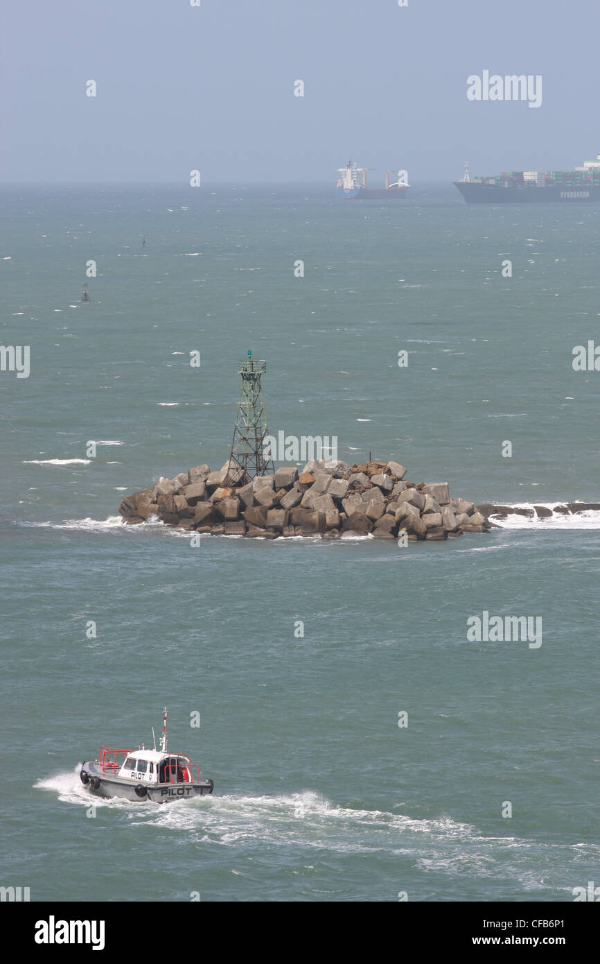 Barca pilota n. 1 voce fuori dal frangiflutti all'entrata di Manzanillo Bay al Colon, Panama Foto Stock