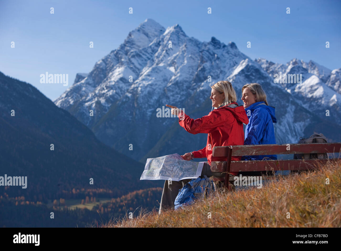 In autunno, Inviato, donna donne, panca, sedile, mappa, scheda, pausa, stop, passeggiate, escursioni, trekking, del cantone dei Grigioni, Grigioni, SVIZZ Foto Stock
