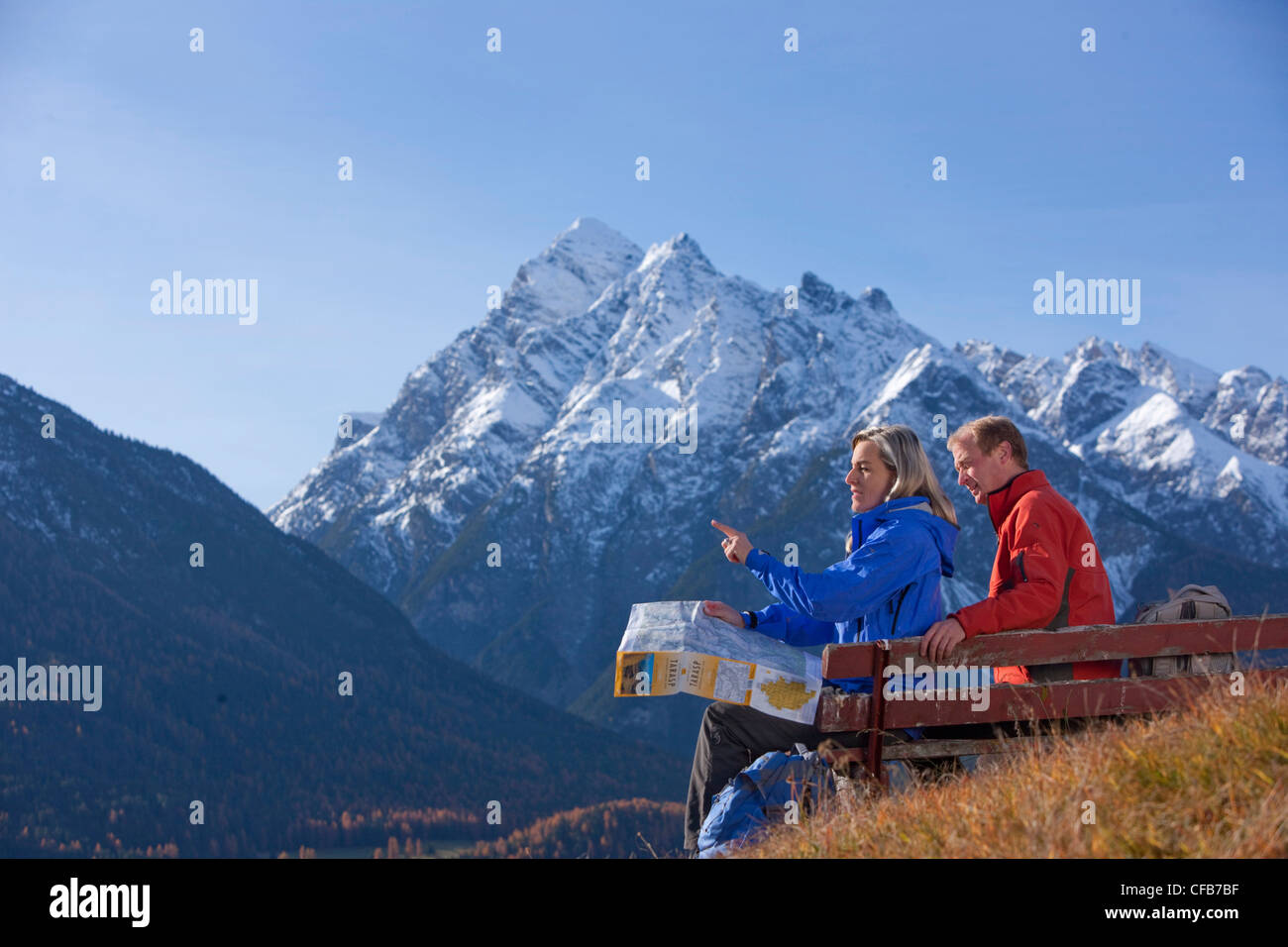 Autunno, Inviato, uomo donna, giovane, panca, sedile, mappa, scheda, pausa, stop, passeggiate, escursioni, trekking, del cantone dei Grigioni, Grigioni, S Foto Stock