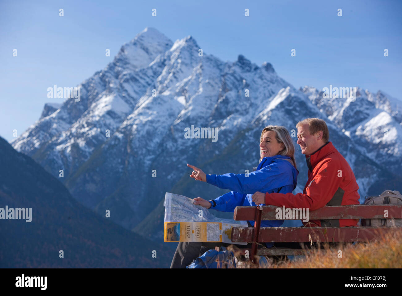 Autunno, Inviato, uomo donna, giovane, panca, sedile, mappa, scheda, pausa, stop, passeggiate, escursioni, trekking, del cantone dei Grigioni, Grigioni, S Foto Stock