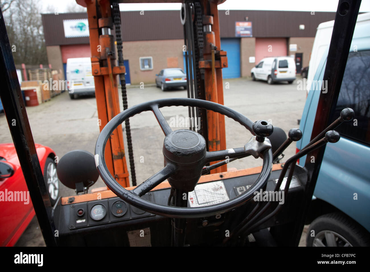 Svuota carrello parcheggiato in un parco industriale a Belfast Irlanda del Nord Regno Unito Foto Stock