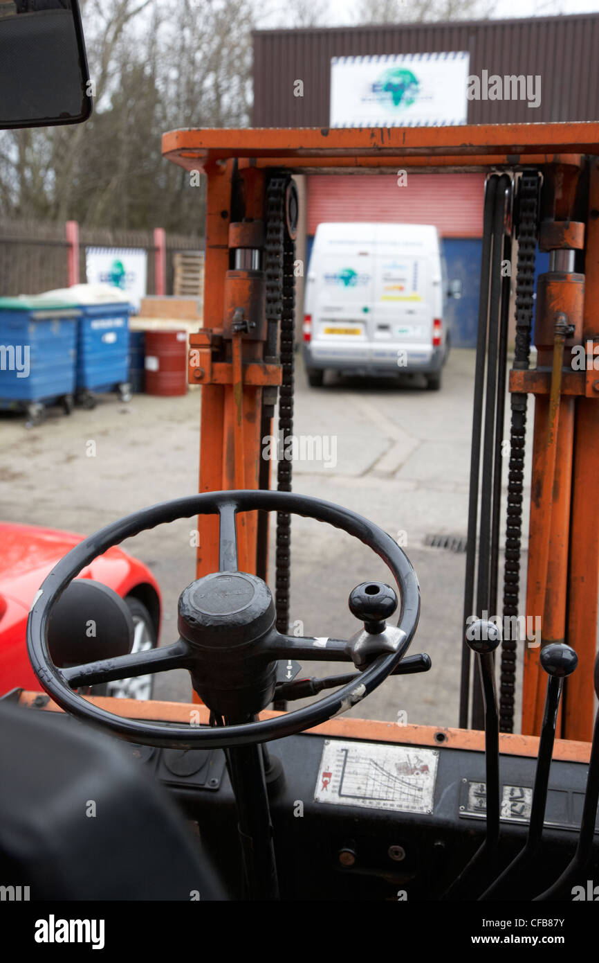 Svuota carrello parcheggiato in un parco industriale a Belfast Irlanda del Nord Regno Unito Foto Stock