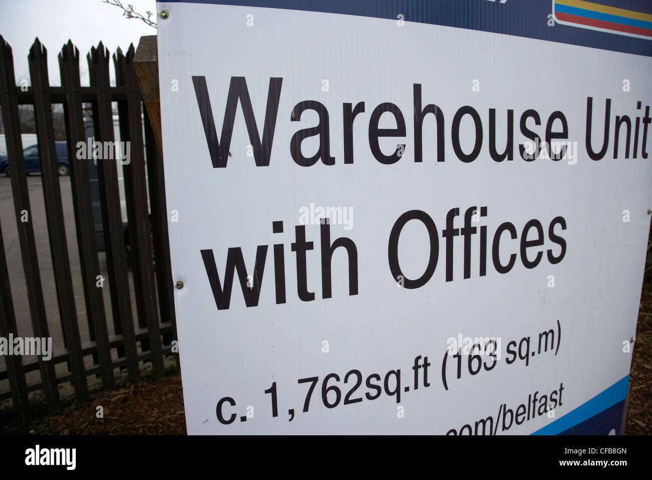 Magazzino vuoto unità con uffici in vendita a lasciare Belfast Irlanda del Nord Regno Unito Foto Stock