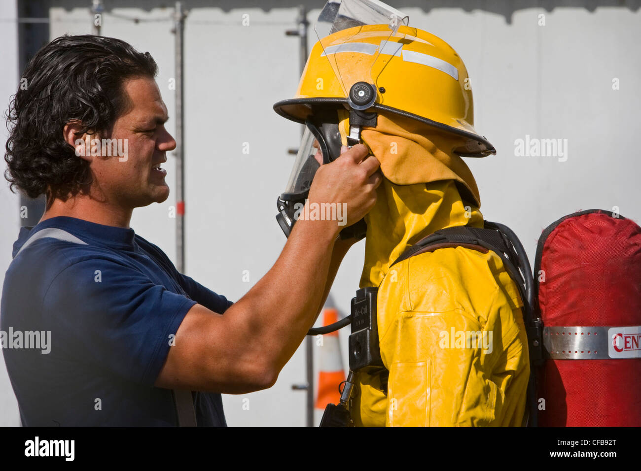 Servizio antincendio elemento essendo dotato in corrispondenza della scena di materiali pericolosi incidenti, Foto Stock