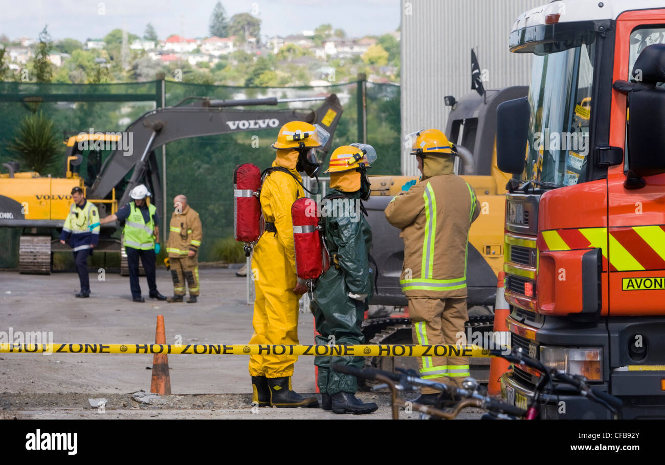 Il servizio antincendio presso la scena di un materiali pericolosi incidenti, Envirowaste rifiutare stazione, Patiki Road, Auckland, Nuova Zelanda Foto Stock