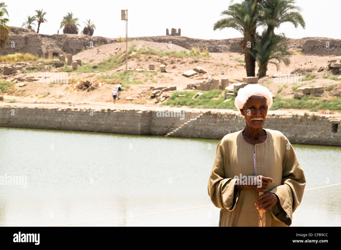 Bedouin al lago sacro di karnak il grande tempio dedicato al culto di Amon, nella città di Luxor in Egitto Foto Stock