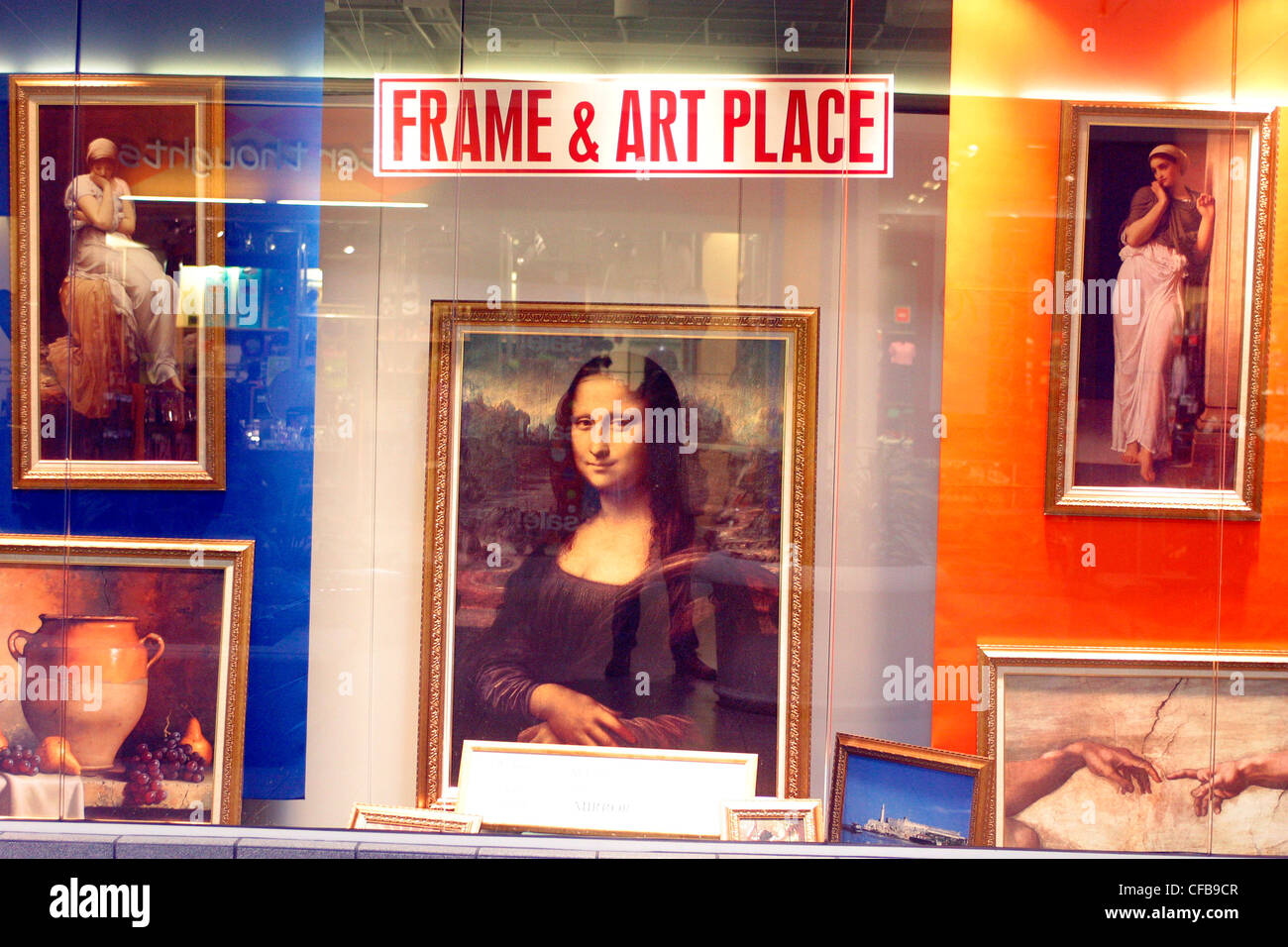 Al di fuori di un telaio e un negozio d'arte con una finestra di visualizzazione di celebri dipinti Foto Stock