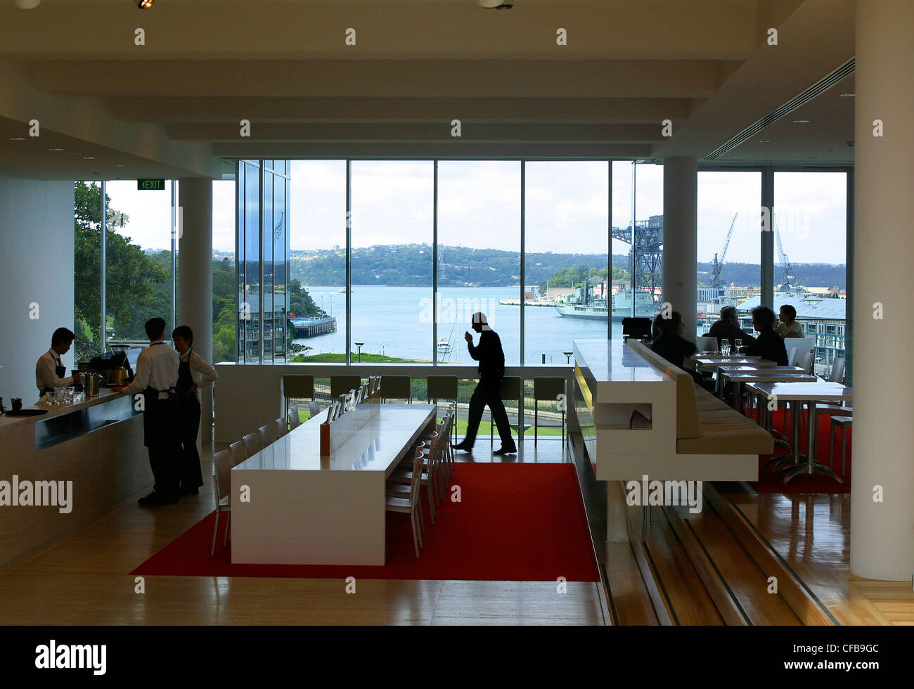 Sydney Harbour scape attraverso un certo numero di finestre di grandi dimensioni, Museo Australiano, Sydney, Australia. Foto Stock