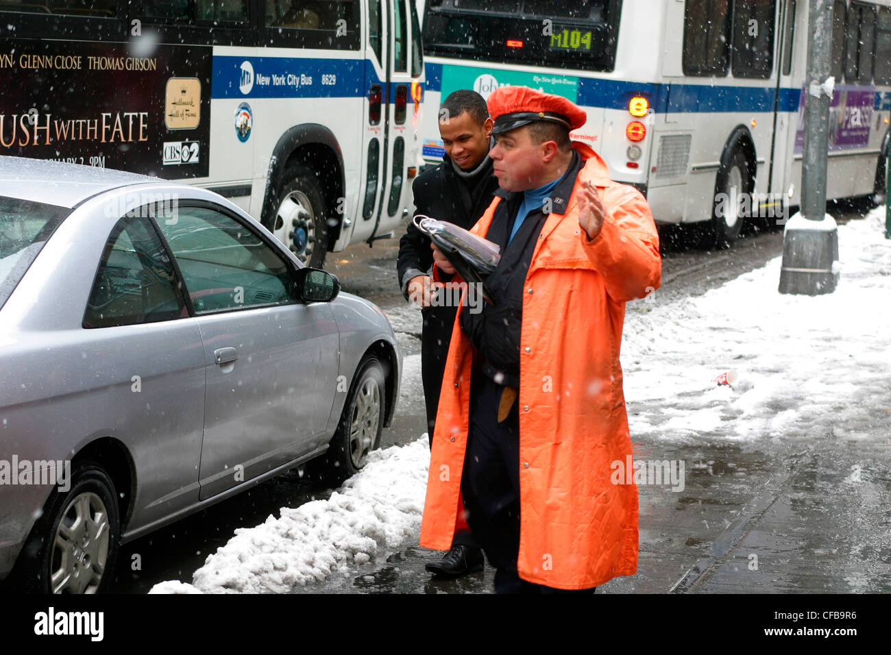 Vigile nella neve, New York City, Stati Uniti d'America Foto Stock