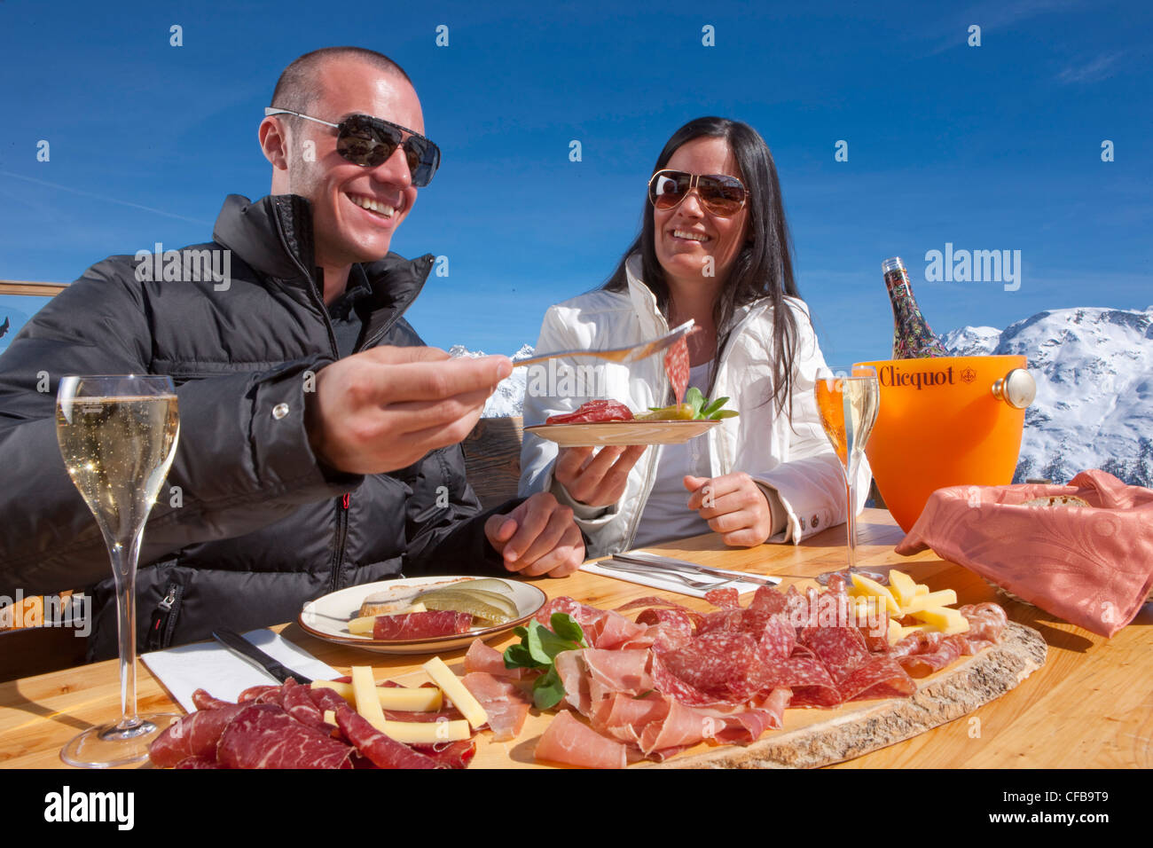 Turismo, vacanze, del cantone dei Grigioni, Grigioni, Svizzera, Europa, giovane, cibo, mangiare, catering, commercio, ristorante, hotel, d Foto Stock