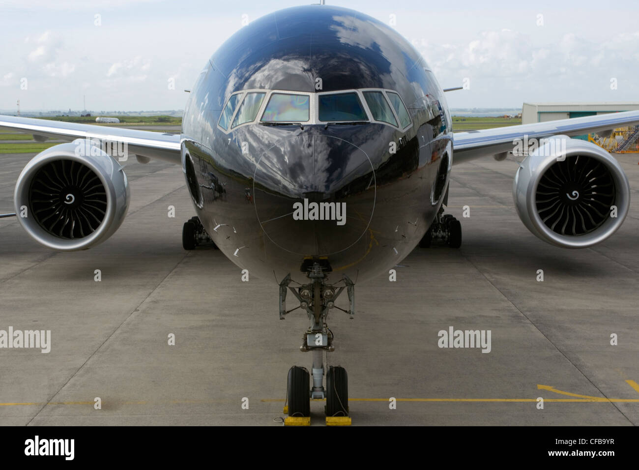 Il più grande velivolo del mondo nello schema colore nero di Air New Zealand che celebra gli All Blacks vincendo la Coppa del mondo di Rugby 2012 Foto Stock