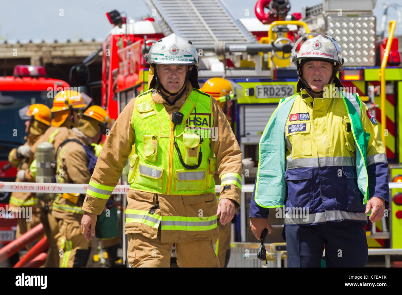 Fire equipaggi presso la scena di un incendio a prodotti tessili in fabbrica a Miami Parade, Onehunga, Auckland, Nuova Zelanda Foto Stock