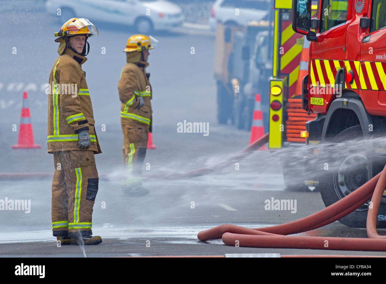 Fire equipaggi presso la scena di un incendio a prodotti tessili in fabbrica a Miami Parade, Onehunga, Auckland, Nuova Zelanda Foto Stock