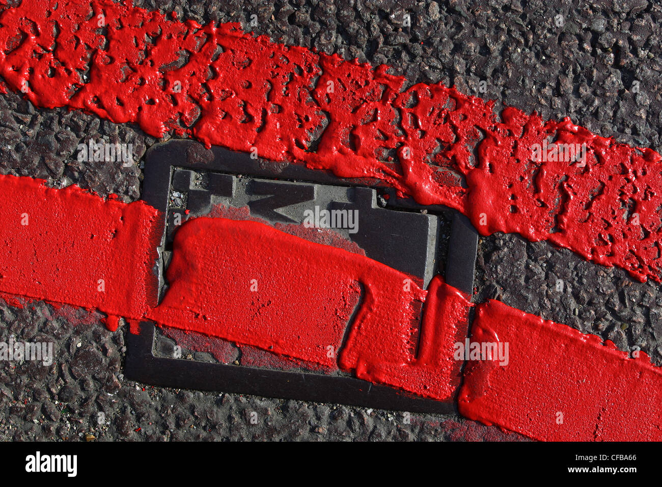 Dipinto di rosso le linee per mostrare nessun parcheggio su strada di Londra Foto Stock