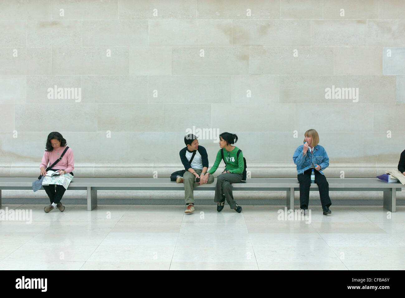Persone in attesa al British Museum di Londra, Regno Unito. Foto Stock