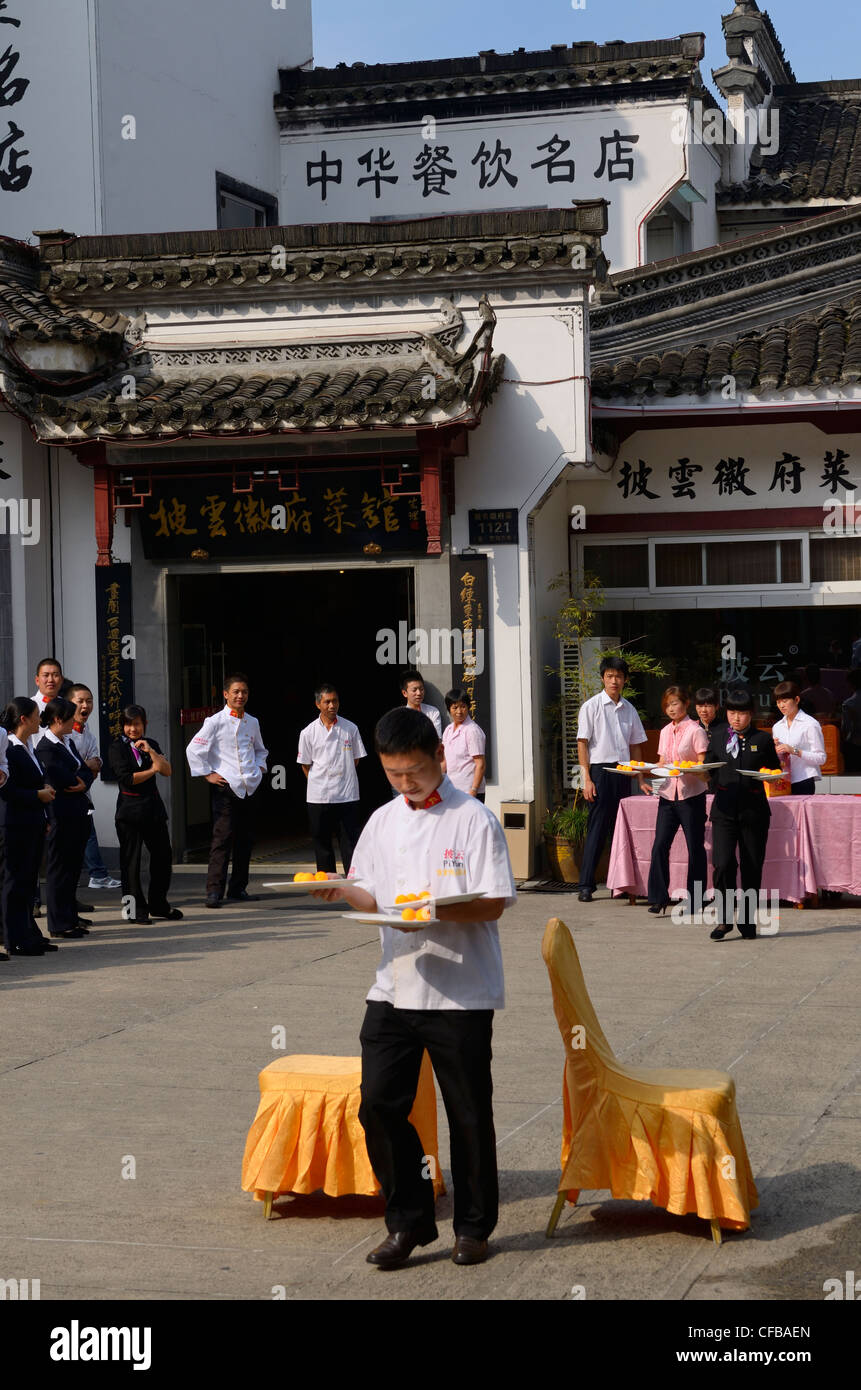 Outdoor gara divertente per il ristorante attendere il personale di piastre con palline da ping pong in Huangshan Repubblica Popolare Cinese Foto Stock