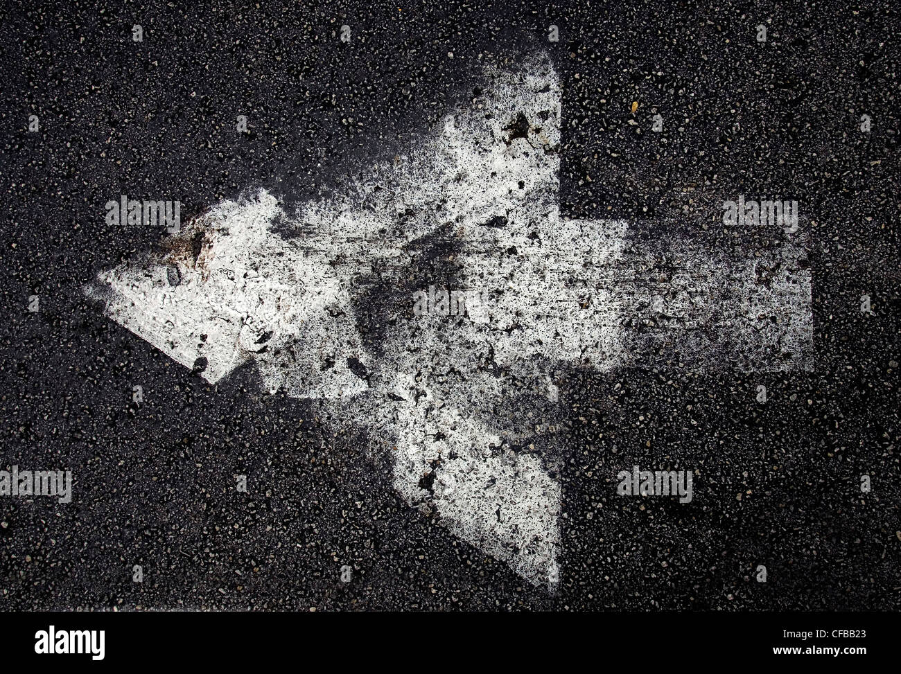 Freccia di traffico verniciato su strada asfaltata, London, Regno Unito Foto Stock