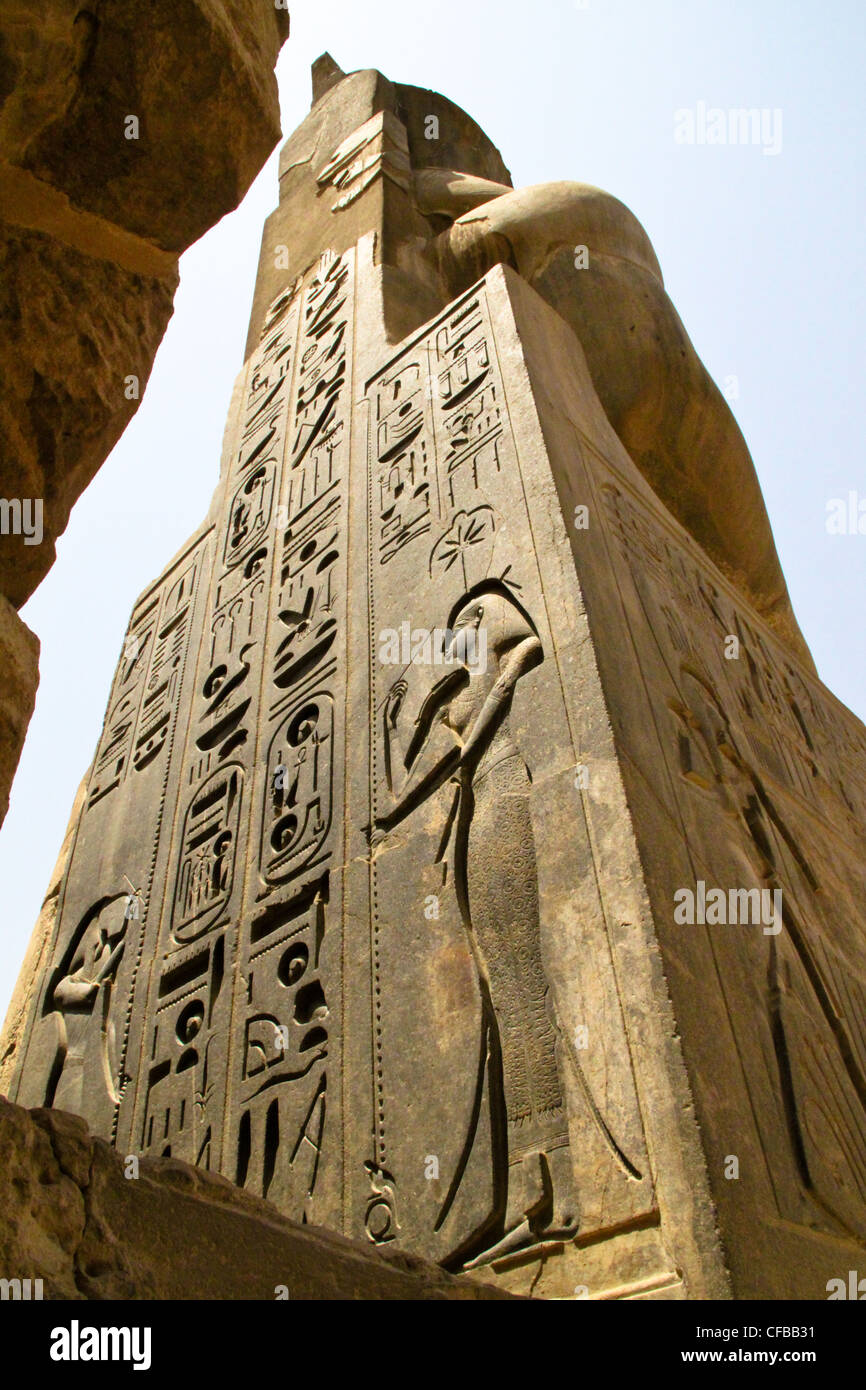 Statua del faraone Ramses II il grande tempio di Karnak dedicato al culto di Amon, nella città di Luxor in Egitto Foto Stock