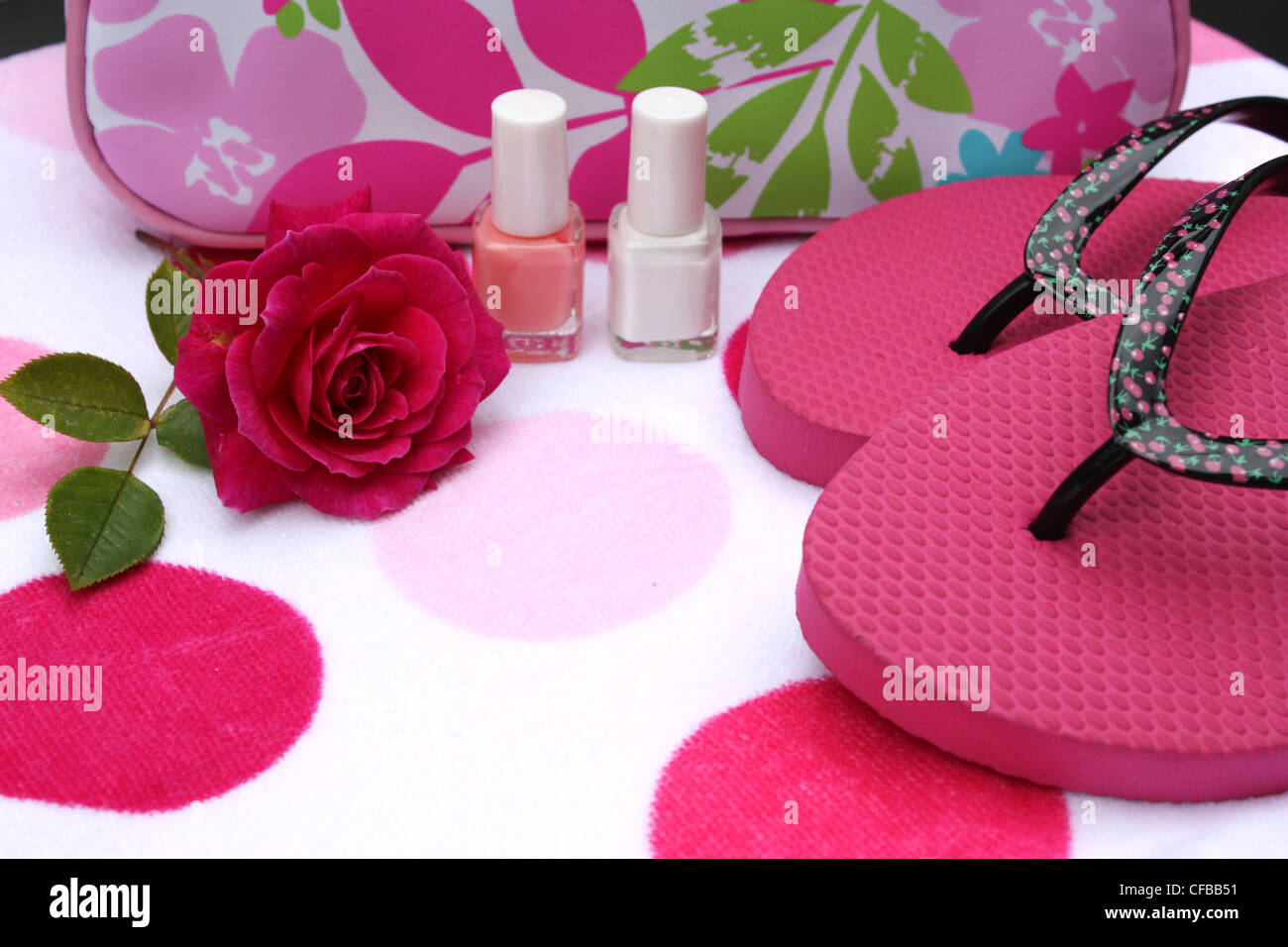 Rosa rosa , flip flop con smalto per unghie e asciugamani freschi Foto Stock
