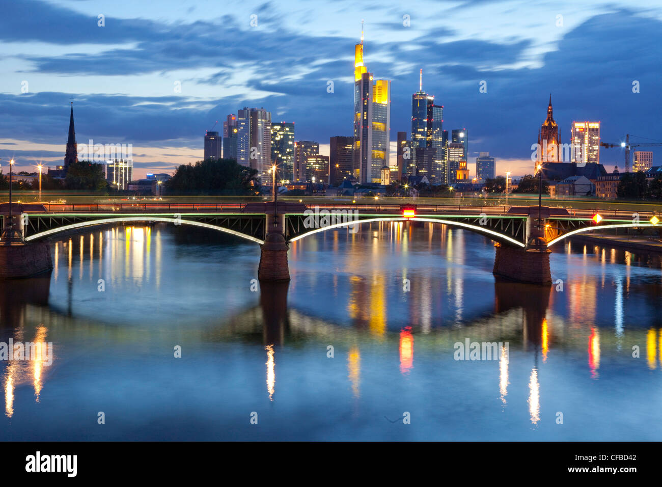 Città, Germania, Frankfurt am Main, Assia, Francoforte, fiume principale, il flusso di acqua, la costruzione, la costruzione, Skyline, bridge, eve Foto Stock