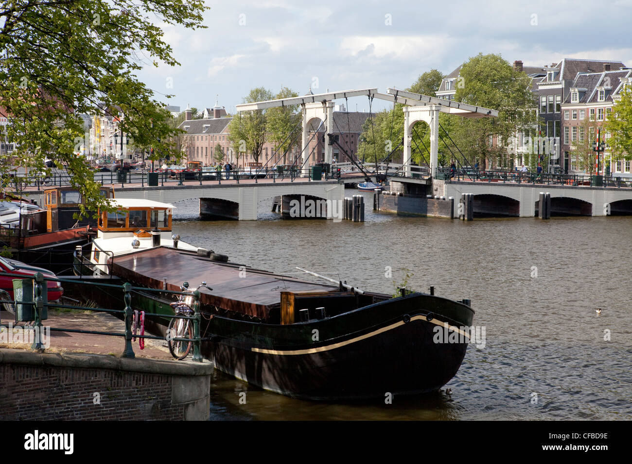 Città, Olanda, Europa Paesi Bassi, Amsterdam, ponte Magere Brug, Gracht, barca Foto Stock